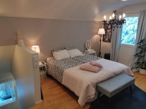 um quarto com uma cama com duas toalhas em Persoonallinen pieni asunto em Oulu