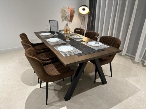 une table à manger avec des chaises et une table dans l'établissement le duplex 4 personnes, à Oslon