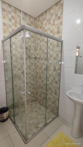 eine Glasdusche im Bad mit Waschbecken in der Unterkunft Casa mobiliada de 2 quartos na R Oliveira Alves Fontes, 609 - Jardim Gonzaga in Juazeiro do Norte