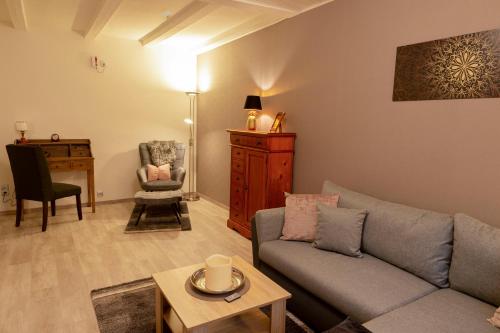 a living room with a couch and a table at Ferien Wohnung Weinheim - Die FeWo i.d. Nordstadt in Weinheim