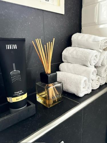 a bathroom counter with towels and a pile of towels at Polderhuus Galatheapolder in Achthuizen