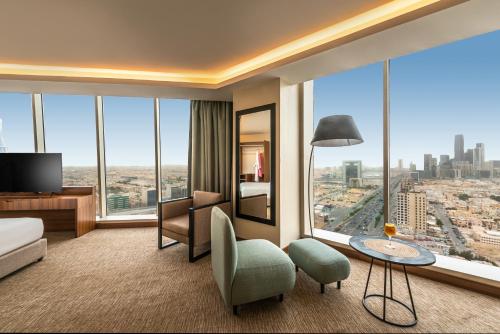 um quarto de hotel com uma cama e uma grande janela em HDB Financial District em Riade