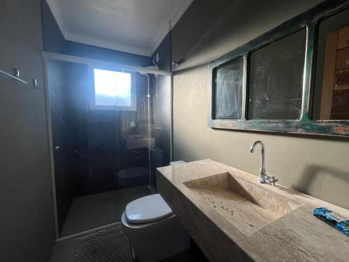 y baño con lavabo y aseo. en Casa com piscina em Torres, en Torres