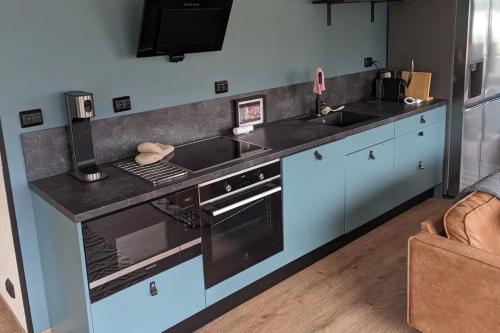 a kitchen with a sink and a stove top oven at Nydelig hytte med fantastisk beliggenhet ved sjøen in Laupstad