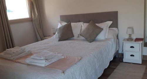 een slaapkamer met een bed met handdoeken erop bij Charmante chambre d'hôtes en pleine nature in Orpierre