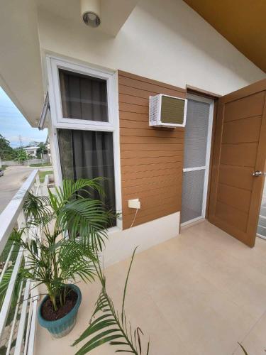 Gambar di galeri bagi Air-Conditioned Living Room and Bedrooms di Cagayan de Oro