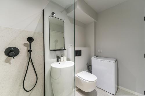 a bathroom with a shower and a toilet and a sink at Kuib Central Apartament in Arad