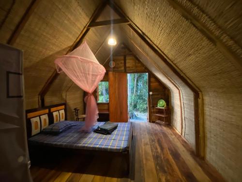 um quarto com uma cama numa pequena casa em Coral Bay Resort em Koh Ta kiev