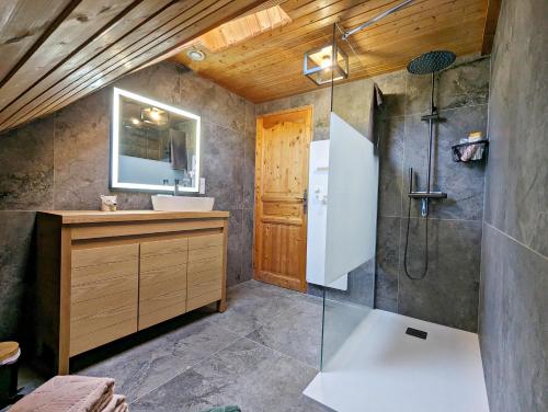 een badkamer met een wastafel en een douche bij Chalet Stella 5* à 2mn des pistes in Saint-Chaffrey