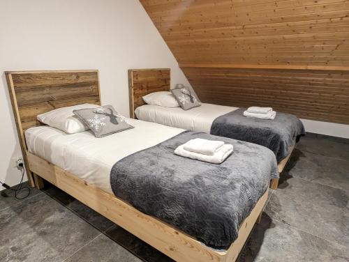 2 aparte bedden in een kamer met houten wanden bij Chalet Stella 5* à 2mn des pistes in Saint-Chaffrey