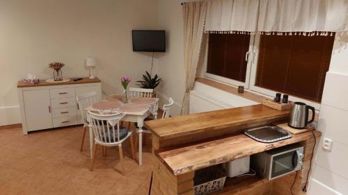 eine Küche mit einem Tisch und einem Esszimmer in der Unterkunft Apartmán Anglický roh in Franzensbad