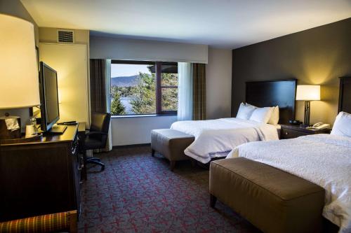 Cette chambre comprend 2 lits et une fenêtre. dans l'établissement Hampton Inn & Suites Lake Placid, à Lake Placid