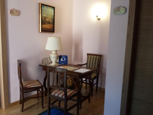 a room with a table with chairs and a lamp at Garden B&B in Arezzo