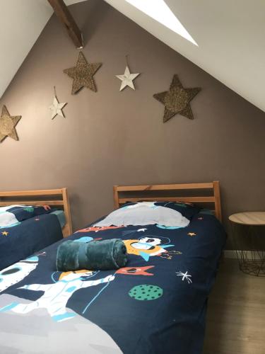 a bedroom with two beds and stars on the wall at Maison 6 chambres in Beauvais
