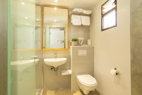 A bathroom at FLOR los Almendros Apartamentos