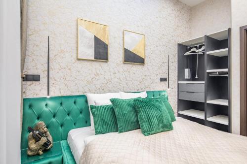 uma cama verde com um urso de peluche sentado em cima dela em Extreme Central - Luxy Stay em Budapeste