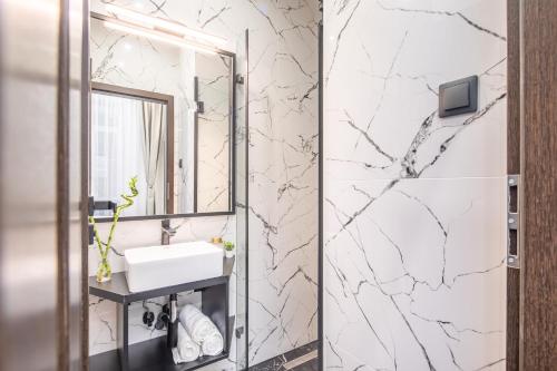 uma casa de banho com um lavatório e um espelho em Extreme Central - Luxy Stay em Budapeste