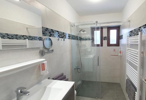 Koupelna v ubytování Hotel Garni Haus Alpine - Chiemgau Karte inkl