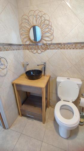een badkamer met een wit toilet en een wastafel bij Alamos David in Villaguay