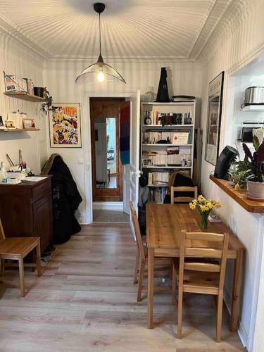 une cuisine et une salle à manger avec une table et des chaises dans l'établissement Appartement/Gobelins, à Paris