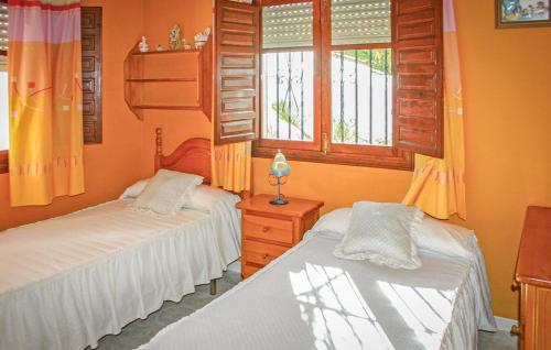 Corumbela的住宿－Villa Almenara，一间卧室设有两张床和窗户。