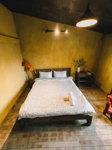a bedroom with a large bed in a room at Maison de Hill Home in Dồng Văn