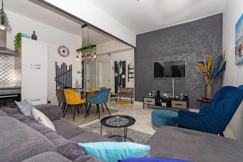 ein Wohnzimmer mit einem Sofa, Stühlen und einem Tisch in der Unterkunft Spacious Apartment Center in Split