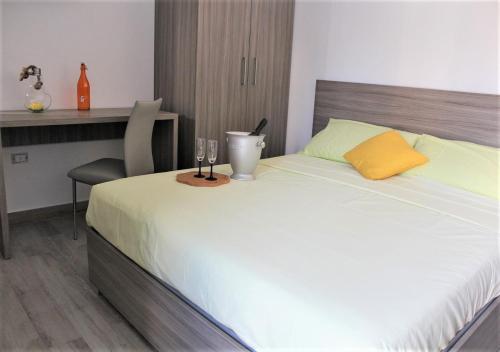 Schlafzimmer mit einem Bett, einem Schreibtisch und einem Stuhl in der Unterkunft monolocali residence petraroli by salentolimit in Porto Cesareo