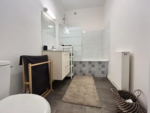 une salle de bain avec un lavabo et des toilettes dans l'établissement Maison Lille à 50m du métro, à Lille
