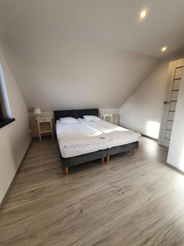 1 dormitorio con 1 cama en el ático en Pueblo Jacuzzi, en Stegna