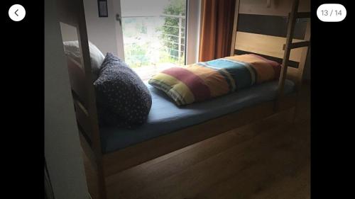 a window seat with two pillows in a room at Aussichtszimmer mit modernem Glasbad und Balkon in Koblenz