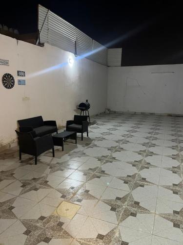 una habitación con sofás y una mesa en la esquina en فيلا en Hafr Al Batin