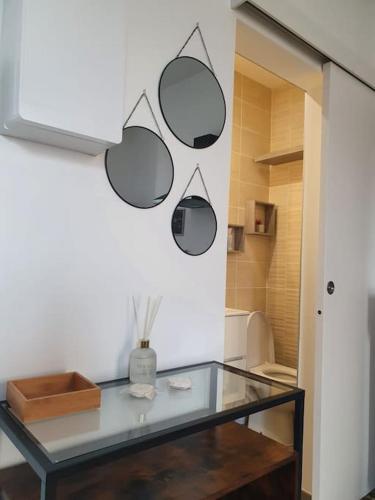 une table en verre devant une paroi blanche dans l'établissement Studio confort pour 2 Perpignan Bir Hakeim, à Perpignan
