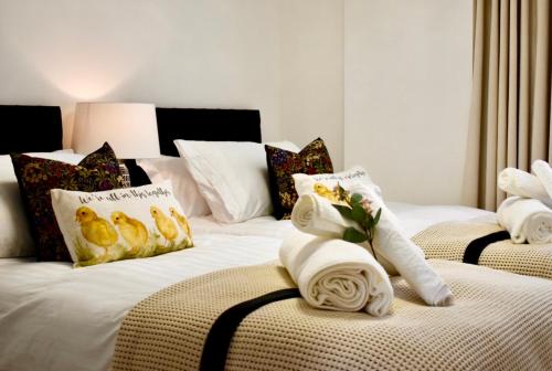 una camera con due letti e asciugamani di Wembley residency a Brent