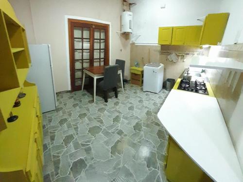 A kitchen or kitchenette at Home La Pampa