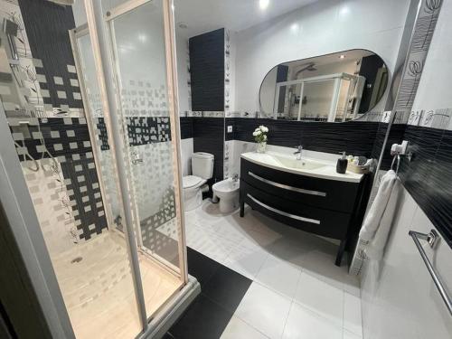 ein Badezimmer mit Dusche, Toilette und Waschbecken in der Unterkunft Apartamento Soltova in Casar de Cáceres