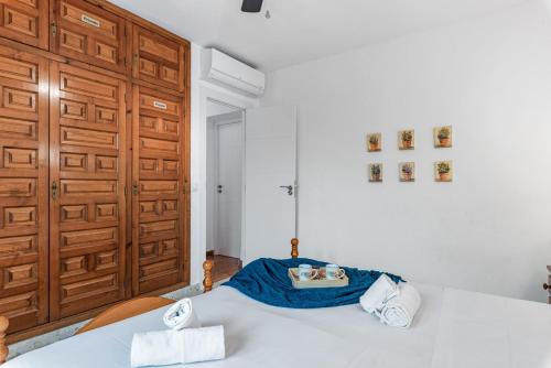 - une chambre avec un lit et une porte en bois dans l'établissement Villa Axel - PlusHolidays, à Calp