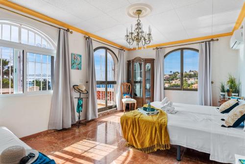 - une chambre avec un grand lit et des fenêtres dans l'établissement Villa Axel - PlusHolidays, à Calp