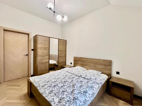 um quarto com uma cama grande e um espelho em Apartament Zdrojowy Zakątek em Busko-Zdrój