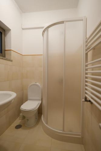 een badkamer met een douche, een toilet en een wastafel bij Casa do Lago - Geres in Geres