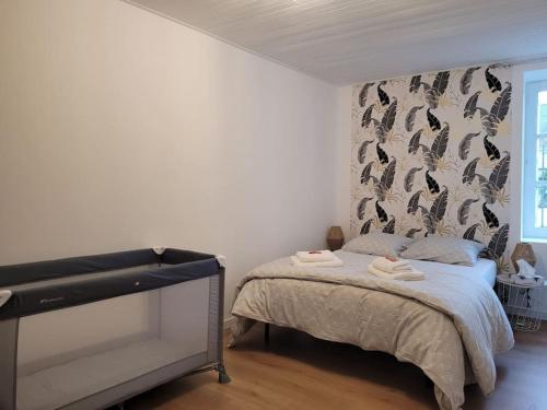 1 dormitorio con 1 cama con 2 toallas en La Parentaise en Mernel