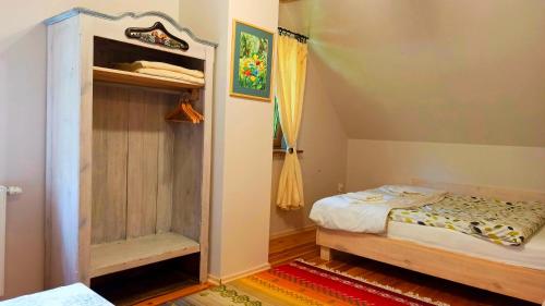 ポラニツァ・ズドルイにあるDom na Końcu Świataの小さなベッドルーム(ベッド1台、クローゼット付)