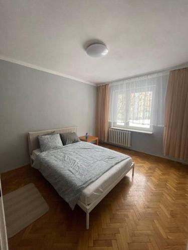 um quarto com uma cama grande num quarto em MIESZKANIE W IDEALNEJ LOKALIZACJI em Sosnowiec