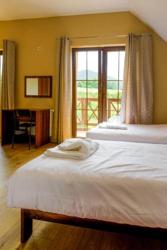 Una cama o camas en una habitación de Pod Chmielarzem