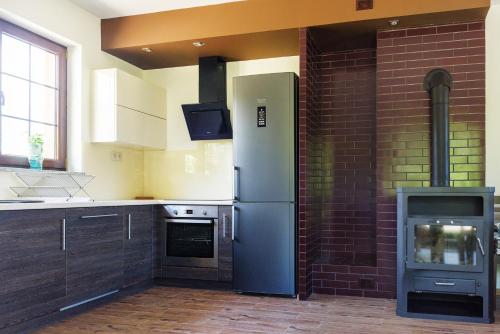 Una cocina o cocineta en Pod Chmielarzem