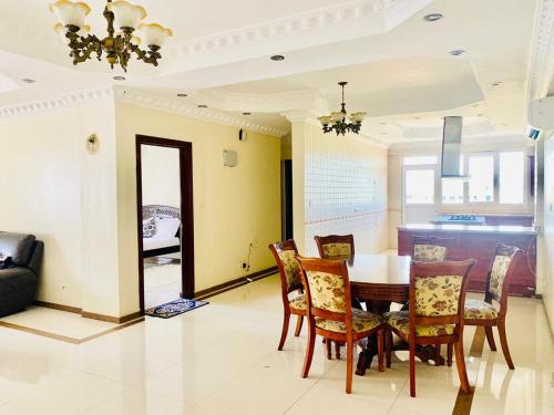 una sala da pranzo con tavolo e sedie di EliteOysterbay - 2 Bedroom Apartment a Dar es Salaam