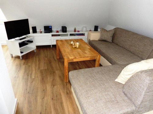 ein Wohnzimmer mit einem Sofa und einem Tisch in der Unterkunft Seaside - ABC415 in Wismar