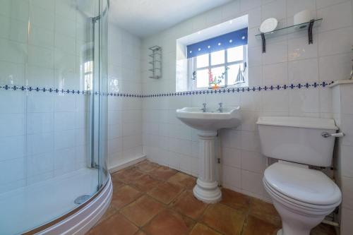 Holme next the SeaにあるThe Old Smithyのトイレ、洗面台、シャワー付きのバスルーム
