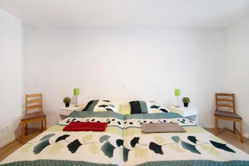 1 dormitorio con 1 cama grande y 2 sillas en Ferienwohnung Leineufer en Friedland