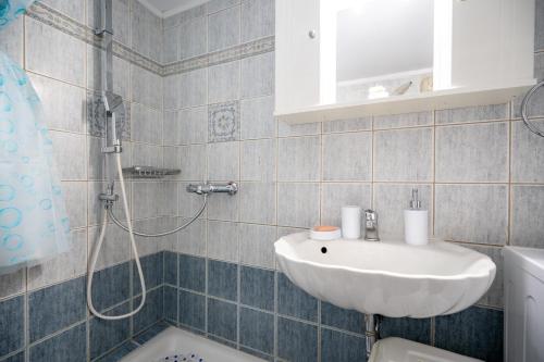 Neos kosmos 1 bedrm semi-basement flat by MPS